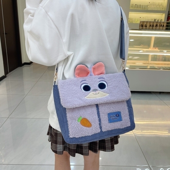 Crossbody torbica s plišanim Zootopia Strawberry Bear Qiqi, platno, okomito kvadratni oblik, magnetska kopča, džep za telefon