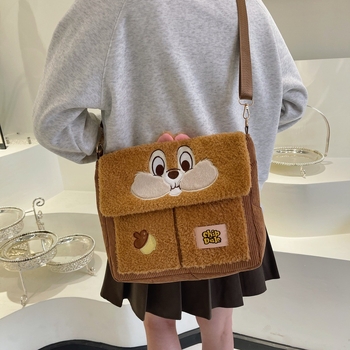 Crossbody torbica s plišanim Zootopia Strawberry Bear Qiqi, platno, okomito kvadratni oblik, magnetska kopča, džep za telefon