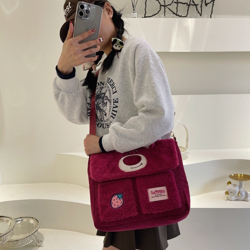 Crossbody torbica s plišanim Zootopia Strawberry Bear Qiqi, platno, okomito kvadratni oblik, magnetska kopča, džep za telefon