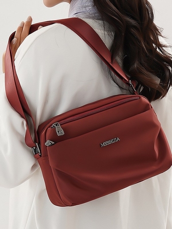 Ženska crossbody torba, tekstilni materijal, urban minimalistički stil, horizontalni kvadratni oblik, zatvarač, džep za telefon
