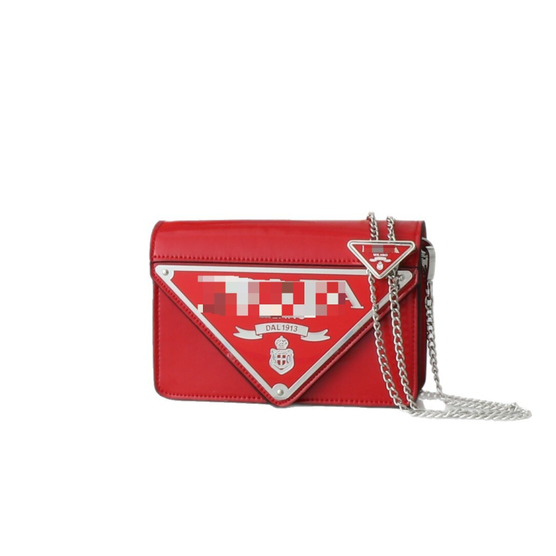 Trokutasta torbica od split kože; magnetska kopča; crossbody s jednom naramenicom; PU podstava; džepovi sa zipom i za dokumente.