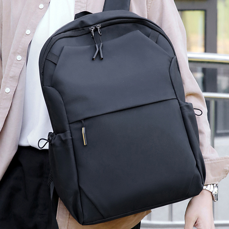 Nylon ruksak, kapacitet 20–35 L, prozračan, gradski minimalistički stil, zakrivljene naramenice