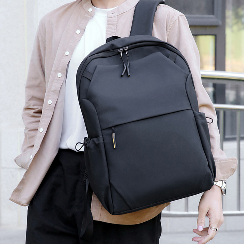 Nylon ruksak, kapacitet 20–35 L, prozračan, gradski minimalistički stil, zakrivljene naramenice