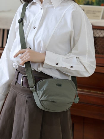 Crossbody torba od tkanine sa zatvaračem na zip, vertikalni kvadratni oblik, jednostruka naramenica, unutarnja džep za telefon, poliester podstava