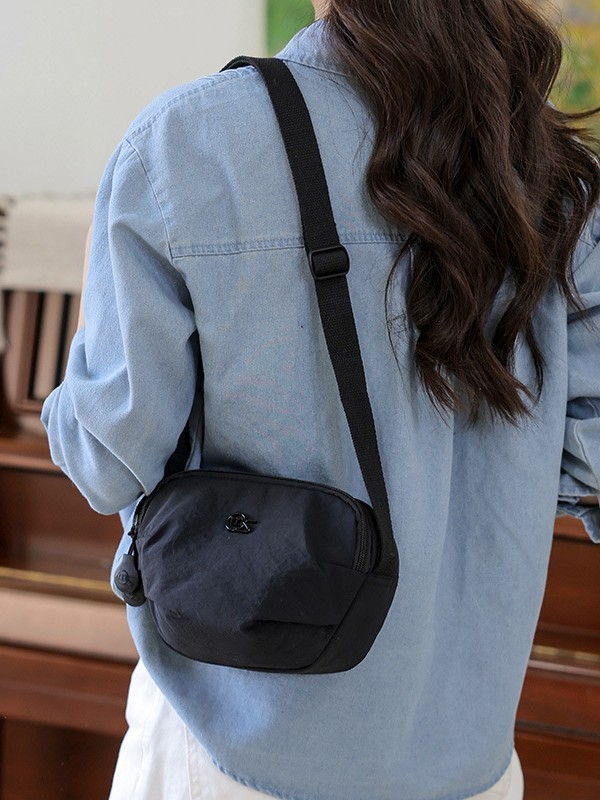 Crossbody torba od tkanine sa zatvaračem na zip, vertikalni kvadratni oblik, jednostruka naramenica, unutarnja džep za telefon, poliester podstava