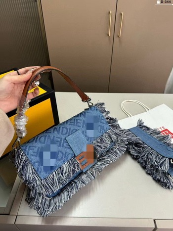 Platnena kvadratna crossbody torba s magnetskim zatvaračem, džep za telefon, bez podstave, jesen 2024