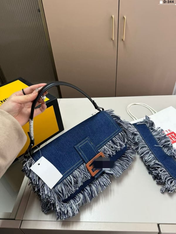Platnena kvadratna crossbody torba s magnetskim zatvaračem, džep za telefon, bez podstave, jesen 2024