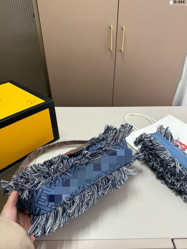 Platnena kvadratna crossbody torba s magnetskim zatvaračem, džep za telefon, bez podstave, jesen 2024