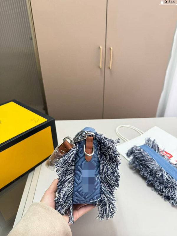 Platnena kvadratna crossbody torba s magnetskim zatvaračem, džep za telefon, bez podstave, jesen 2024