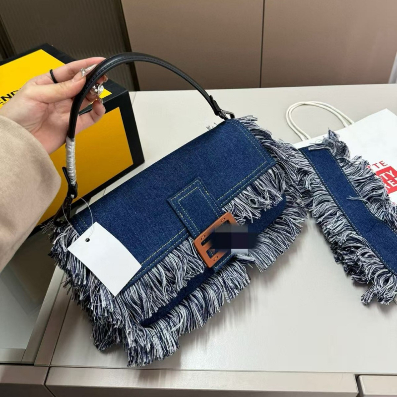 Platnena kvadratna crossbody torba s magnetskim zatvaračem, džep za telefon, bez podstave, jesen 2024