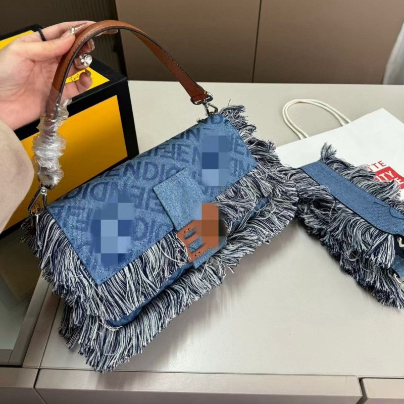 Platnena kvadratna crossbody torba s magnetskim zatvaračem, džep za telefon, bez podstave, jesen 2024