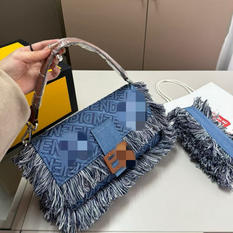 Platnena kvadratna crossbody torba s magnetskim zatvaračem, džep za telefon, bez podstave, jesen 2024