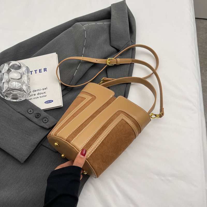 Torba tipa kanta — retro dizajn, veliki kapacitet, PVC materijal, zatvaranje na zip, unutarnja džep za telefon, poliester podstava