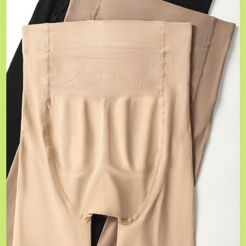 Nylon harisnya, anti-frikcióval, egyszínű, középső vastagságú, 50-70% nylon tartalom