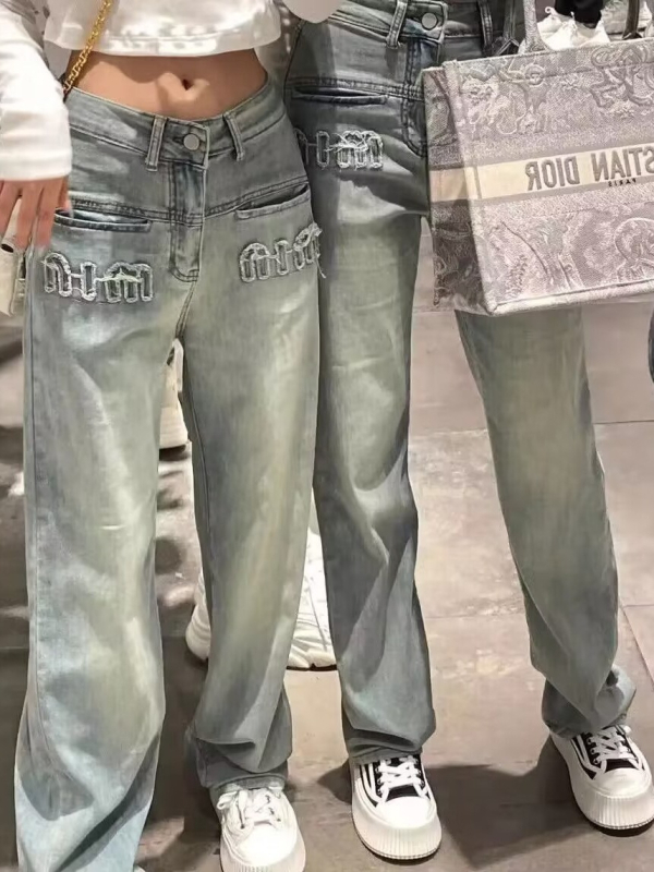 Ženske farmerke visokim strukom, distresirane, retro stil, ravne nogavice, denim s poliesterskim udjelom 90-95%
