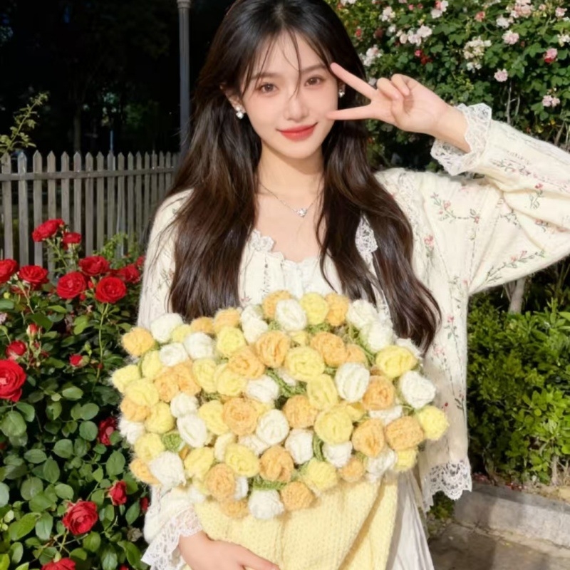 Έτοιμη κουβέρτα με μοτίβο ροζ διαβαθμίσεων και τριαντάφυλλα; κατάλληλη για άνοιξη και φθινόπωρο; μοτίβο: φυτά και λουλούδια; συρρίκνωση 2–3%; σταθερότητα χρωμάτων μέτρια