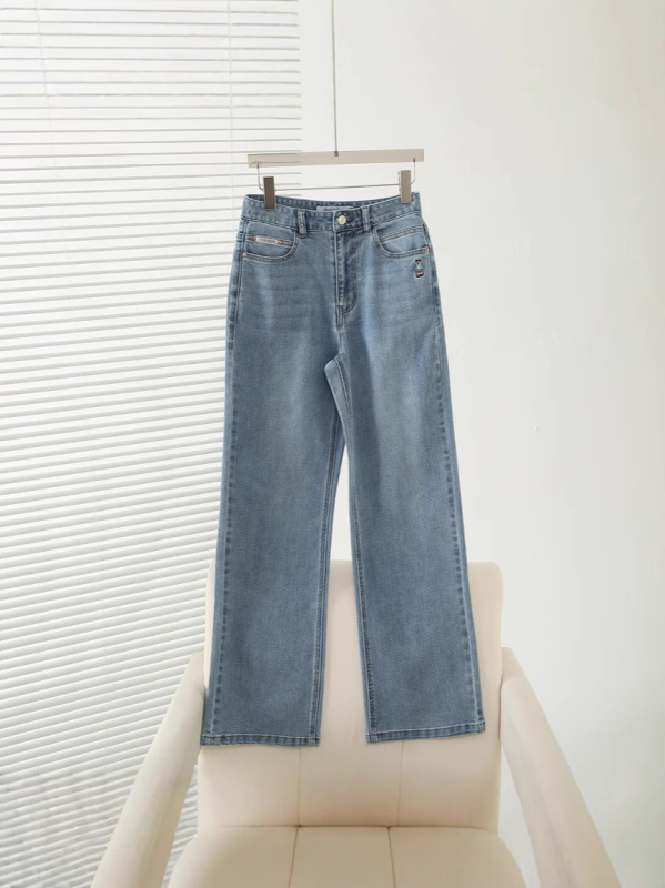 Traperice ravnog kroja, srednji porast, pamuk-denim 80–90%, vez i zatvarač