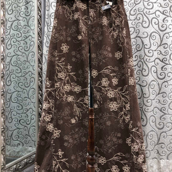 Traperice – visoki pojas, opuštene široke nogavice, ravni kroj; mješavina denima i pamuka 30–50%