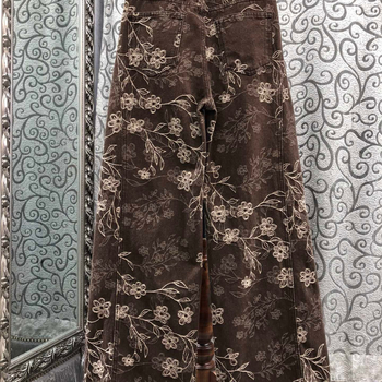 Traperice – visoki pojas, opuštene široke nogavice, ravni kroj; mješavina denima i pamuka 30–50%