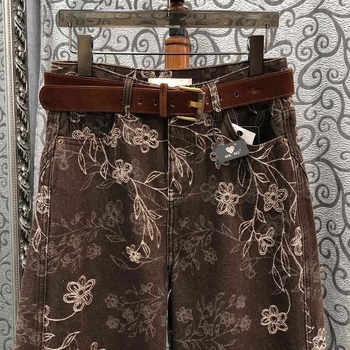 Traperice – visoki pojas, opuštene široke nogavice, ravni kroj; mješavina denima i pamuka 30–50%