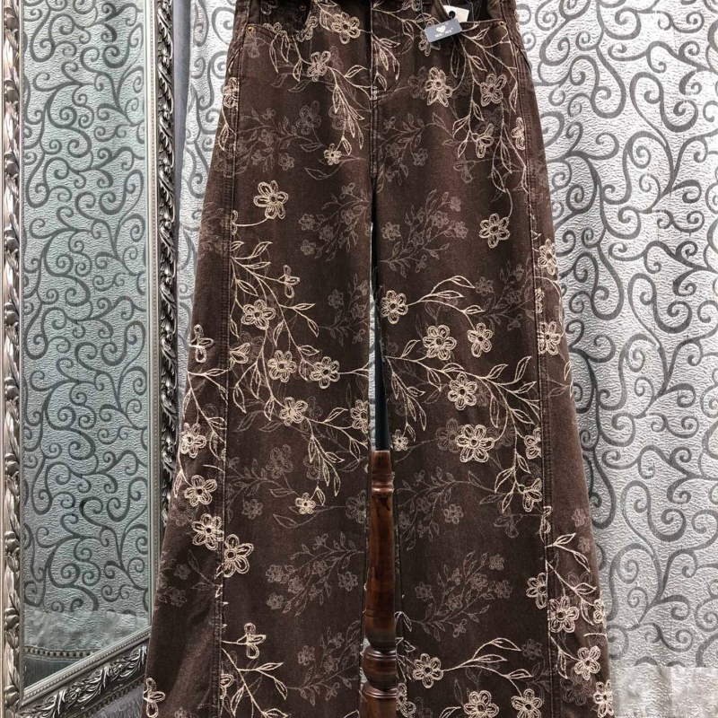 Traperice – visoki pojas, opuštene široke nogavice, ravni kroj; mješavina denima i pamuka 30–50%