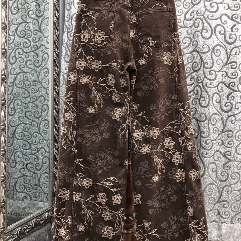 Traperice – visoki pojas, opuštene široke nogavice, ravni kroj; mješavina denima i pamuka 30–50%