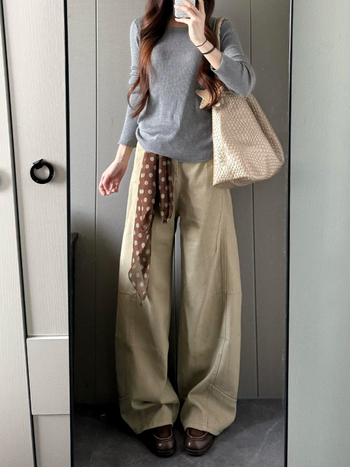 Ženske traperice krojem sablje, široke nogavice, niski struk, denim, jesen 2025