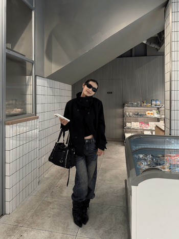 Traperice s izvezenim stražnjim džepom, mikro teksturirani denim, bootcut kroj, ulični stil, niski-srednji struk, 80–90% pamuka