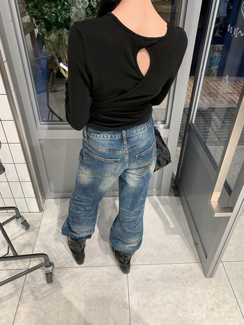 Traperice s izvezenim stražnjim džepom, mikro teksturirani denim, bootcut kroj, ulični stil, niski-srednji struk, 80–90% pamuka