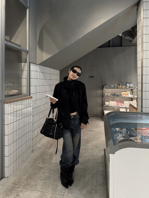 Traperice s izvezenim stražnjim džepom, mikro teksturirani denim, bootcut kroj, ulični stil, niski-srednji struk, 80–90% pamuka