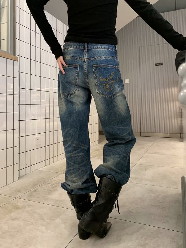 Traperice s izvezenim stražnjim džepom, mikro teksturirani denim, bootcut kroj, ulični stil, niski-srednji struk, 80–90% pamuka