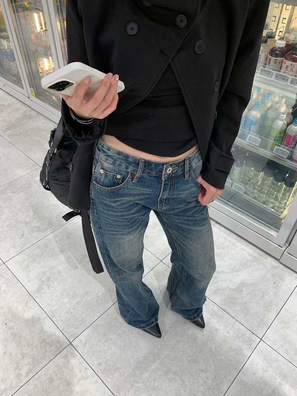 Traperice s izvezenim stražnjim džepom, mikro teksturirani denim, bootcut kroj, ulični stil, niski-srednji struk, 80–90% pamuka