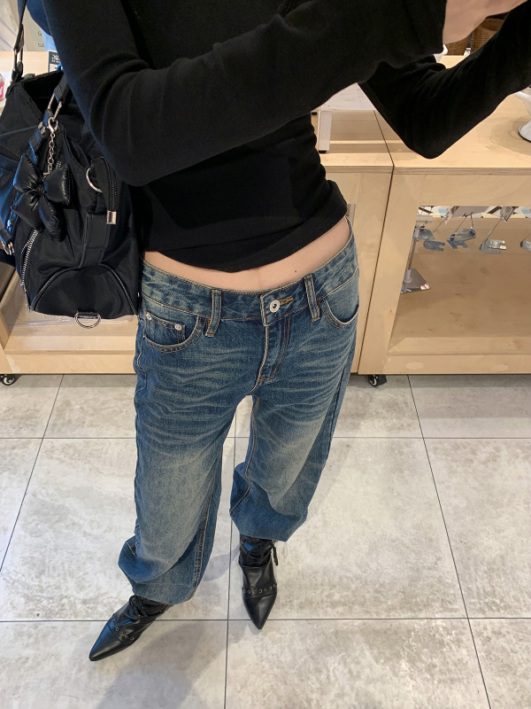 Traperice s izvezenim stražnjim džepom, mikro teksturirani denim, bootcut kroj, ulični stil, niski-srednji struk, 80–90% pamuka