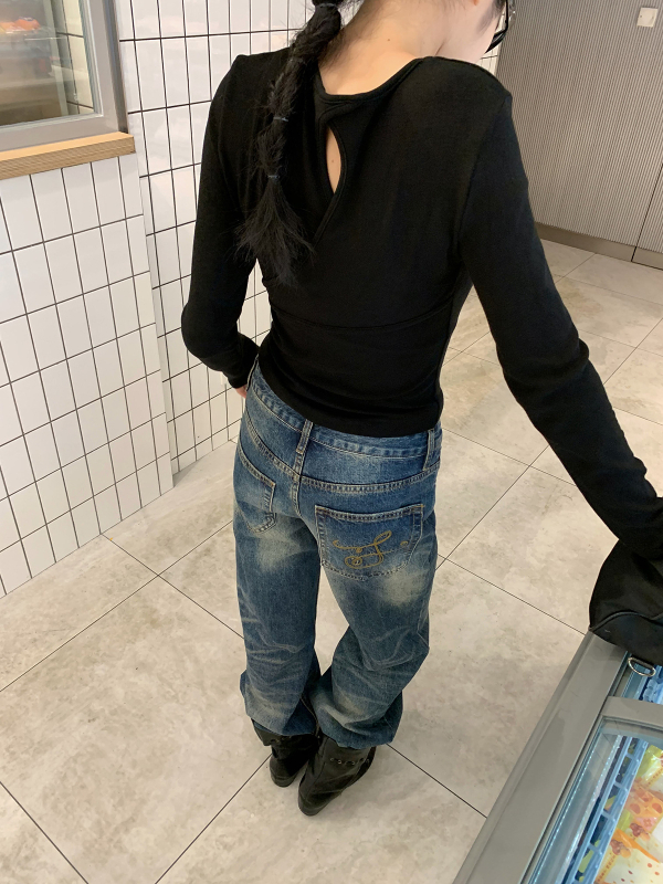 Traperice s izvezenim stražnjim džepom, mikro teksturirani denim, bootcut kroj, ulični stil, niski-srednji struk, 80–90% pamuka