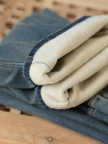 Ženske traperice s flis podstavom, visokim strukom, ravnim krojem, debeli denim – pamuk-poliester smjesa (70-80% pamuk, <30% poliestera)
