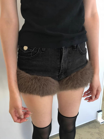 Džins šorts s patchwork dizajnom - niska struka, uski kroj, mikroelastičnost, 70-80% denimu, 30-50% poliestera