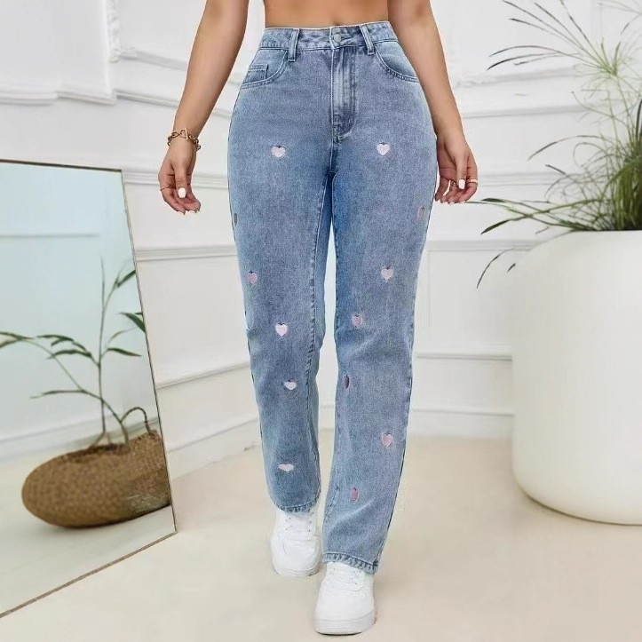 Ženske traperice visokog struka, ravnog kroja, s izvezenim srcem, denim, elastične