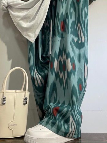 Dvodijelni set: široke hlače visokog struka i vintage print T-shirt kratkih rukava, poliester, glavni sastav 30–50%, slobodan kroj