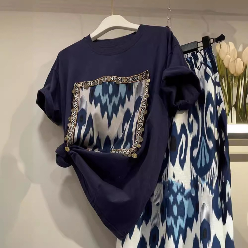 Dvodijelni set: široke hlače visokog struka i vintage print T-shirt kratkih rukava, poliester, glavni sastav 30–50%, slobodan kroj