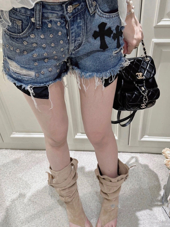 Džins šorc s niskim strukom, ravni kroj, crinkle tekstura, bez elastana, proljeće 2026