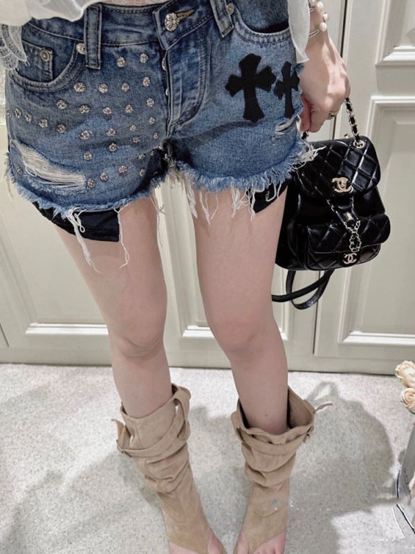 Džins šorc s niskim strukom, ravni kroj, crinkle tekstura, bez elastana, proljeće 2026