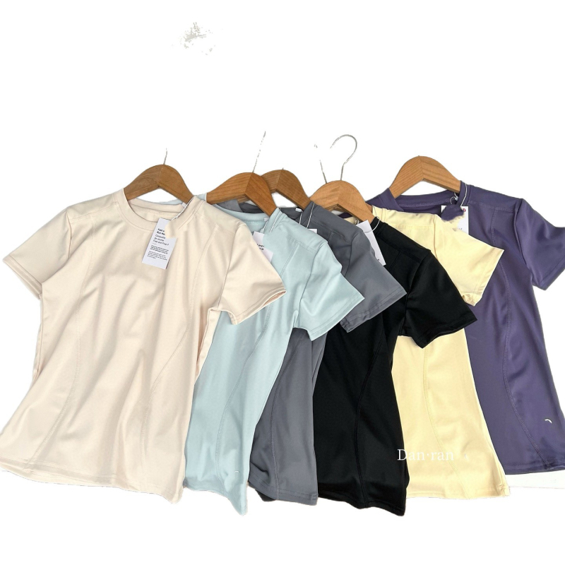 Majica kratkih rukava, okrugli izrez, uski kroj, jednobojni uzorak; poliester-spandeks mješavina