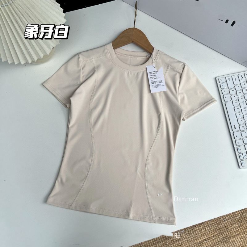 Majica kratkih rukava, okrugli izrez, uski kroj, jednobojni uzorak; poliester-spandeks mješavina