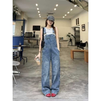 Denim overala s visokim strukom i širokim nogavicama; 80–90% pamuk, spandeks; distressed wash; proljeće 2025, gradski stil