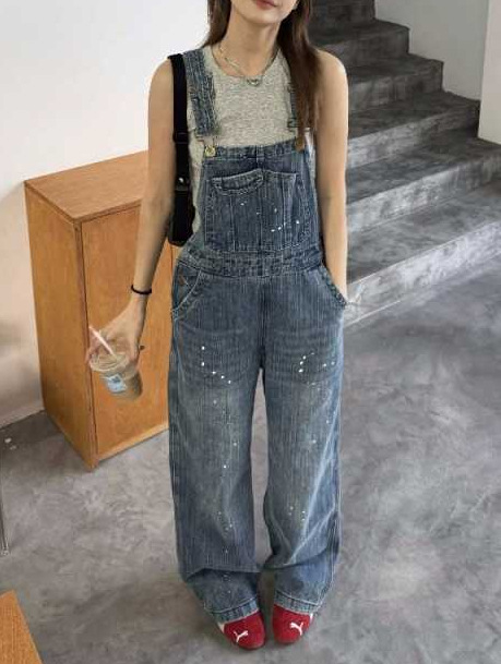 Denim overala s visokim strukom i širokim nogavicama; 80–90% pamuk, spandeks; distressed wash; proljeće 2025, gradski stil