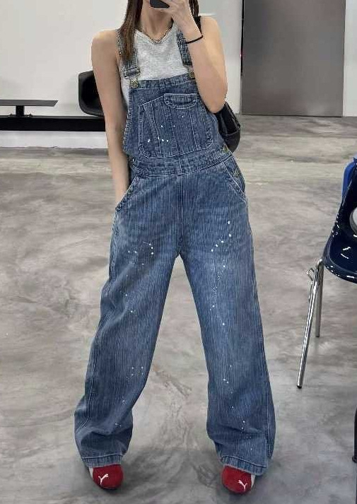 Denim overala s visokim strukom i širokim nogavicama; 80–90% pamuk, spandeks; distressed wash; proljeće 2025, gradski stil