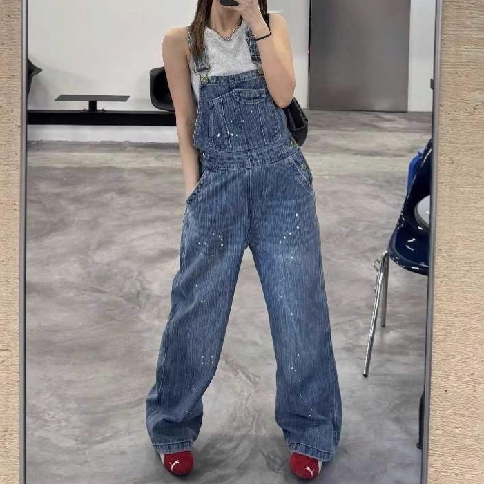 Denim overala s visokim strukom i širokim nogavicama; 80–90% pamuk, spandeks; distressed wash; proljeće 2025, gradski stil
