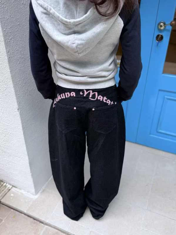 Traperice širokih nogavica s izvezenim slovima, srednji pojas, dugačke, casual japansko-korejski stil.