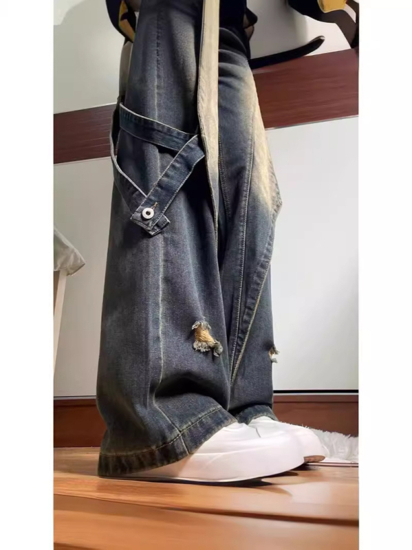 Traperice od denima, visokim strukom, ravnim krojem, ispran završetkom, detalj kaiša (Denim; Pamuk + Elastan; Isprano; Visoki struk; Ravni kroj)