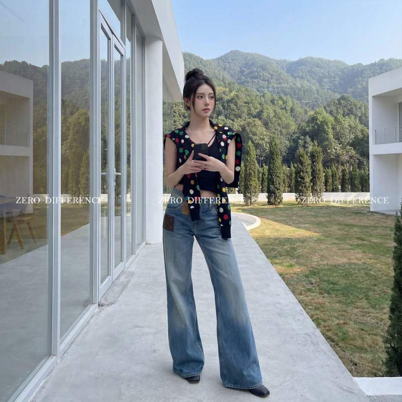 Ženske traperice: mikroflare ravni kroj, visok pojas, pamuk denim, blaga elastičnost